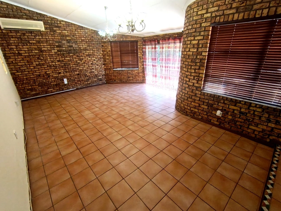 5 Bedroom Property for Sale in Safari Gardens North West